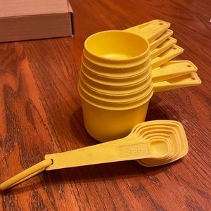 Tupperware vintage measuring cups and spoons